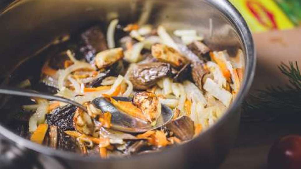 Шаг 2 - Гороховая каша с сухими грибами и запеченным чесноком