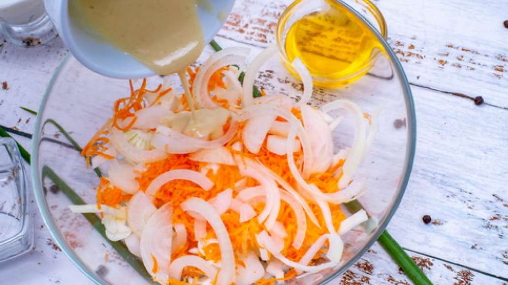 Шаг 4 - Салат с капустой, морковью и медово-йогуртовой заправкой