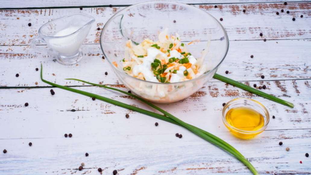 Шаг 5 - Салат с капустой, морковью и медово-йогуртовой заправкой