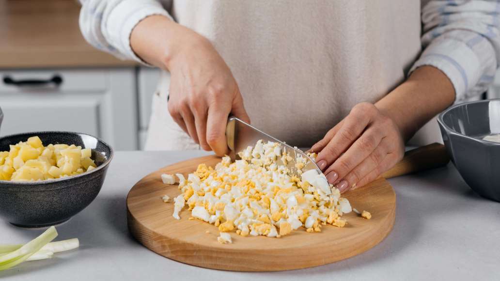 Шаг 1 - Мясная окрошка на сметане и газированной минералке