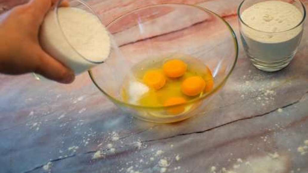 Шаг 2 - Шарлотка со сливами