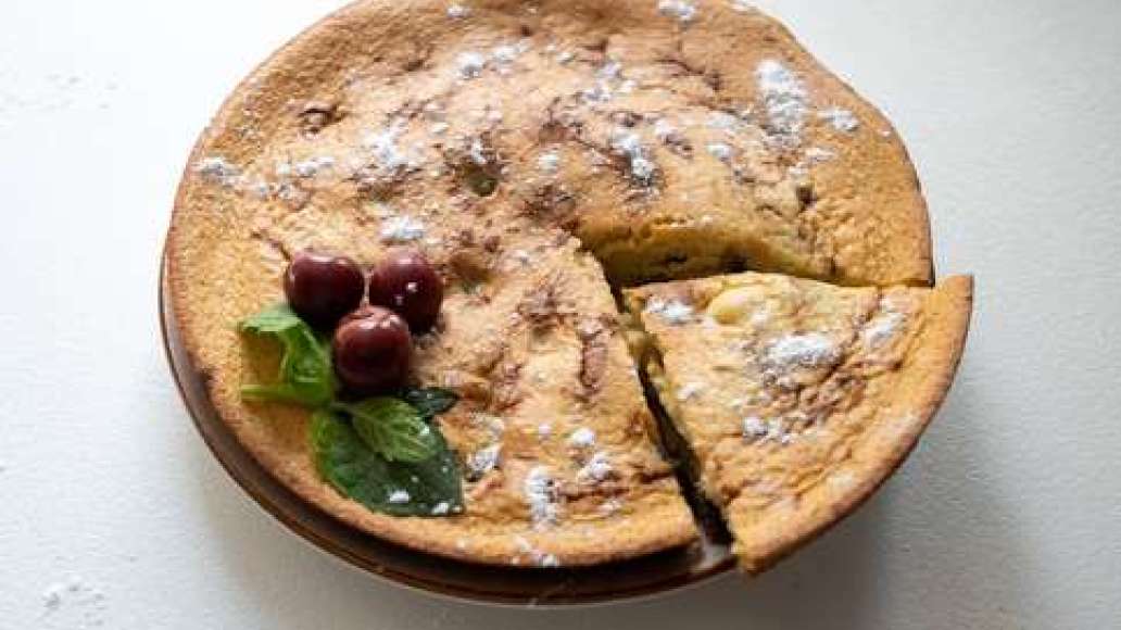 Шаг 5 - Шарлотка с вишней в мультиварке