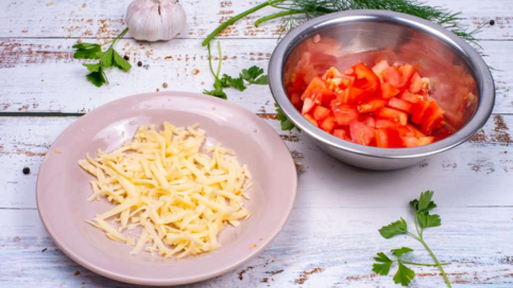 Шаг 2 - Салат с помидорами, сыром и чесноком