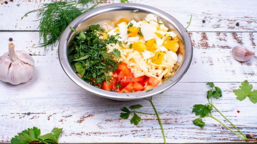 Шаг 3 - Салат с помидорами, сыром и чесноком