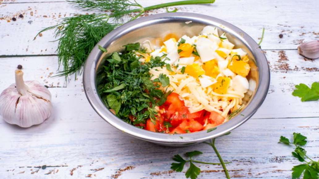 Шаг 4 - Салат с помидорами, сыром и чесноком