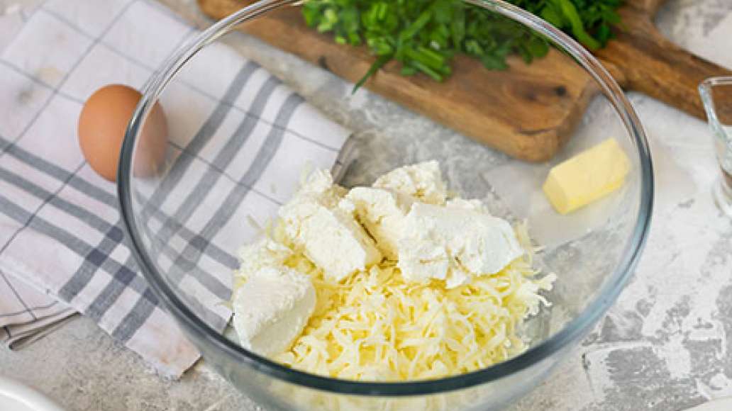 Шаг 6 - Хачапури с зеленью и сыром