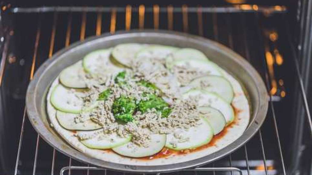 Шаг 4 - Постная пицца с овощами и вегетарианским сыром