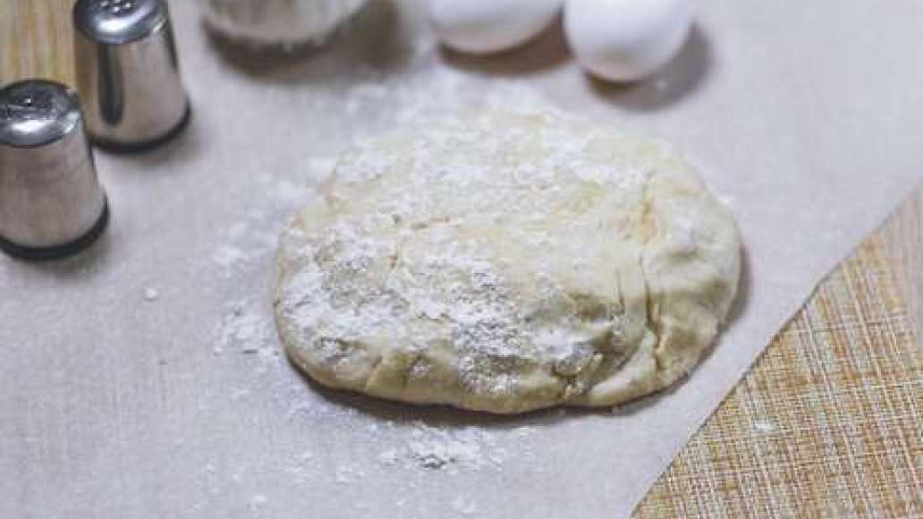 Шаг 2 - Классическая пицца маринара с помидорами, оливковым маслом и орегано
