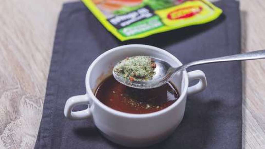 Шаг 3 - Классическая пицца маринара с помидорами, оливковым маслом и орегано