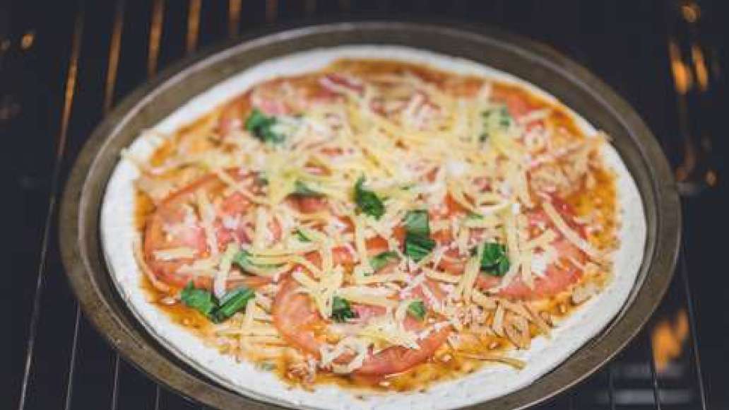 Шаг 4 - Классическая пицца маринара с помидорами, оливковым маслом и орегано