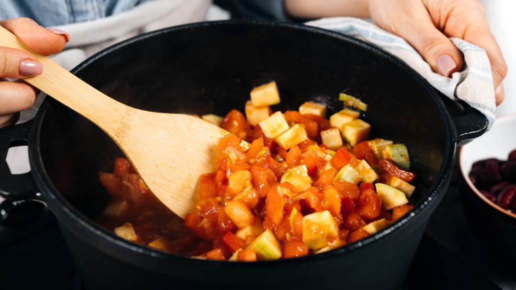 Шаг 3 - Ароматный томатный суп с кабачком и фасолью без мяса