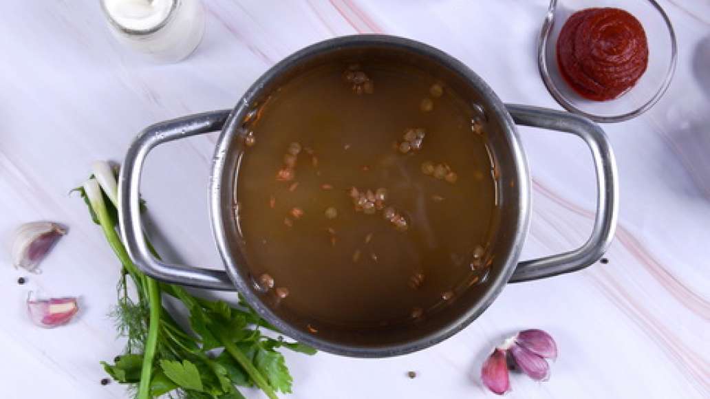 Шаг 2 - Солянка с копчеными ребрами