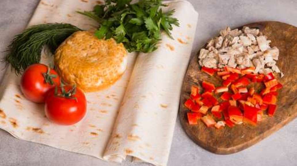 Шаг 1 - Рулет из лаваша, запечённый по-кавказски с курицей, копчёным сыром и зеленью