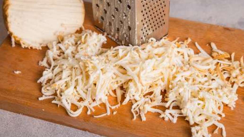 Шаг 2 - Рулет из лаваша, запечённый по-кавказски с курицей, копчёным сыром и зеленью