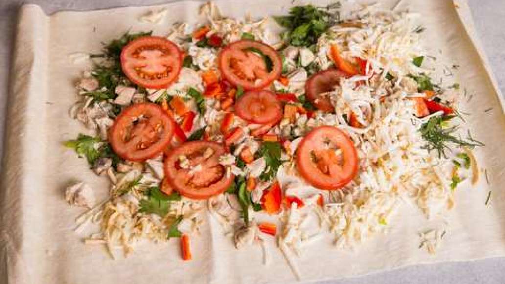 Шаг 3 - Рулет из лаваша, запечённый по-кавказски с курицей, копчёным сыром и зеленью