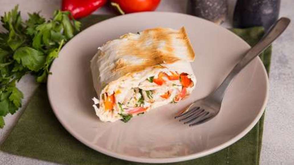 Шаг 5 - Рулет из лаваша, запечённый по-кавказски с курицей, копчёным сыром и зеленью