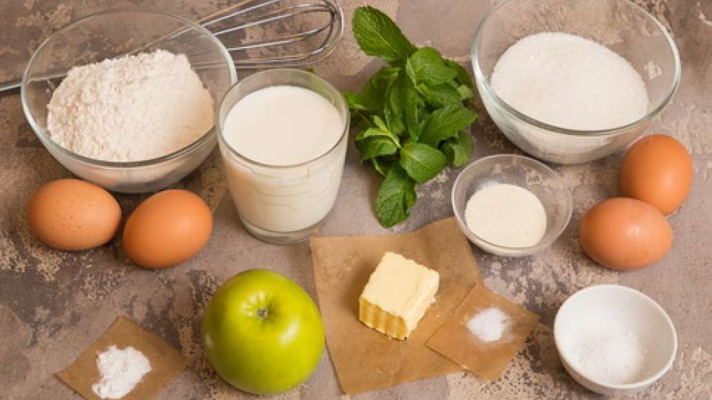Шаг 1 - Шарлотка с яблоками на молоке