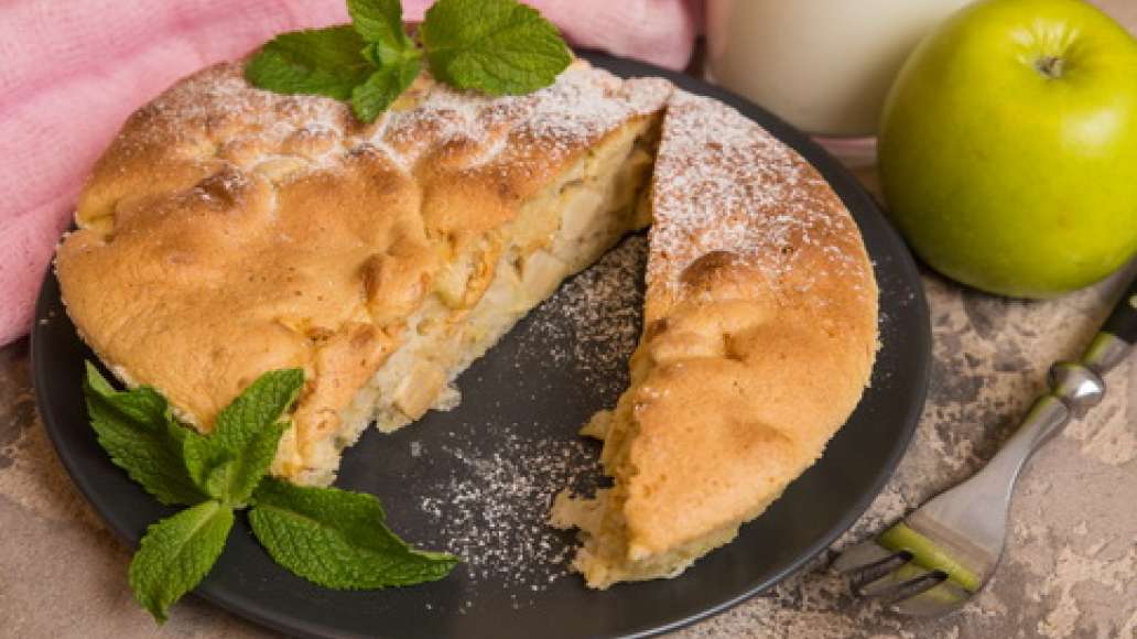 Шаг 5 - Шарлотка с яблоками на молоке