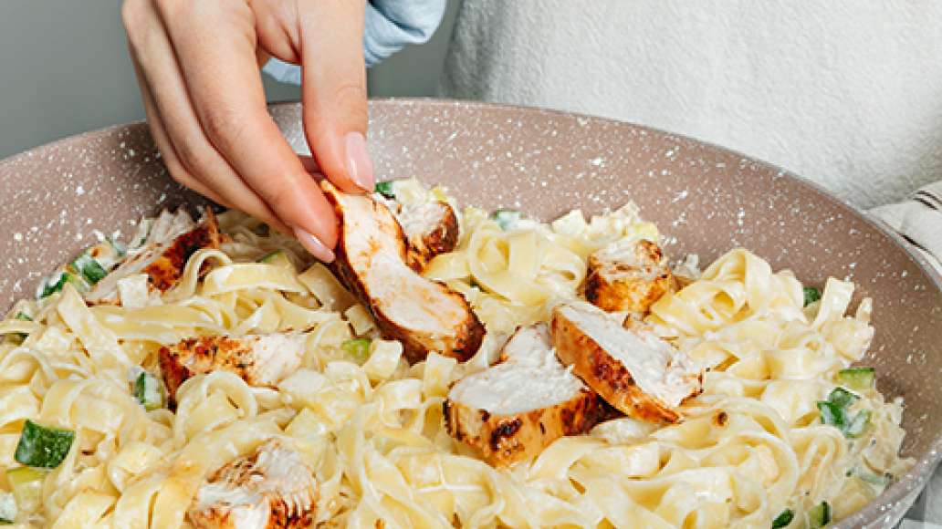 Шаг 6 - Тальятелле с курицей в соусе с горгонзолой
