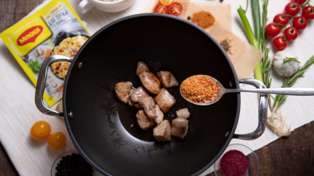 Шаг 2 - Плов из индейки с перловой крупой и помидорами черри