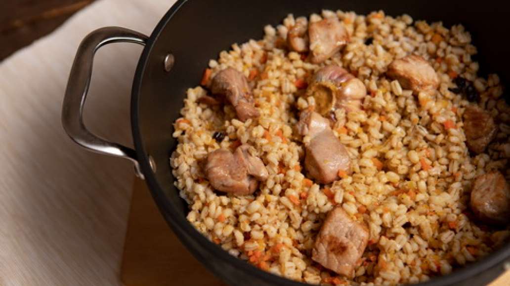 Шаг 3 - Плов из индейки с перловой крупой и помидорами черри