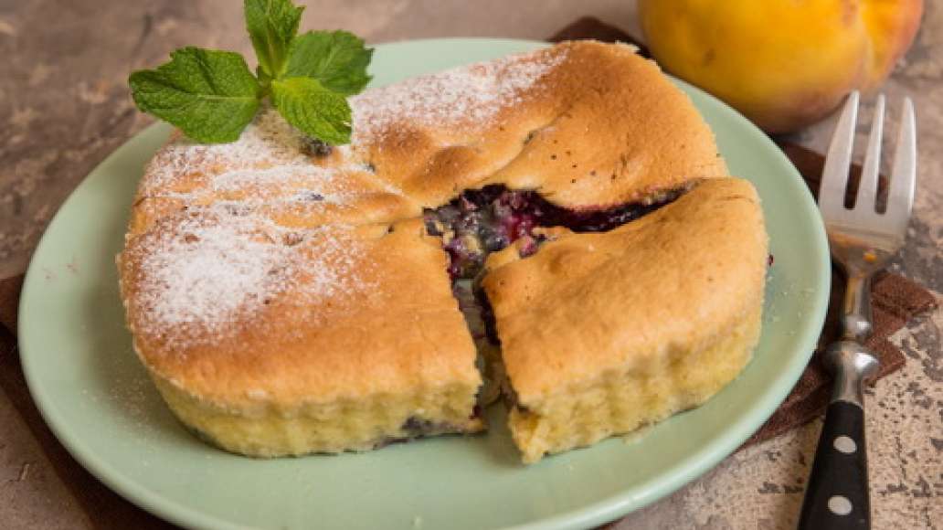 Шаг 5 - Шарлотка с персиками и смородиной