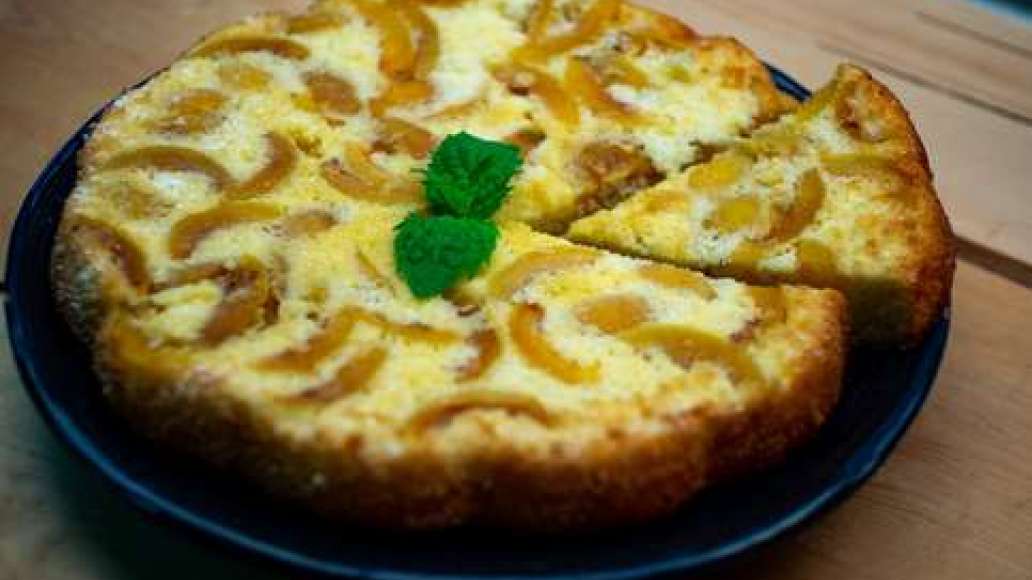 Шаг 5 - Шарлотка с абрикосами