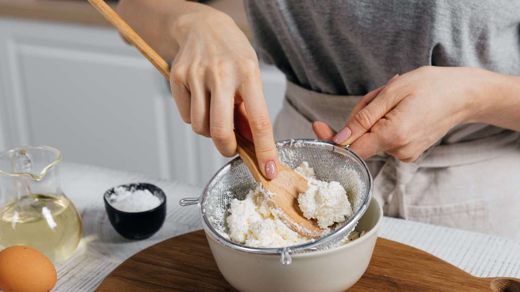 Шаг 1 - Безглютеновые сырники без муки на кукурузном крахмале