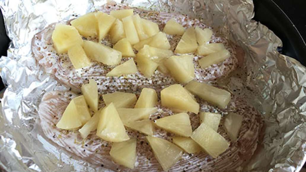 Шаг 2 - Курица с ананасами и сыром