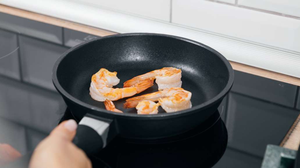 Шаг 3 - Морской салат с крабовыми палочками, кальмарами и креветками