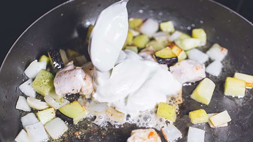 Шаг 3 - Курица в сметанном соусе с овощами, зеленью и сыром