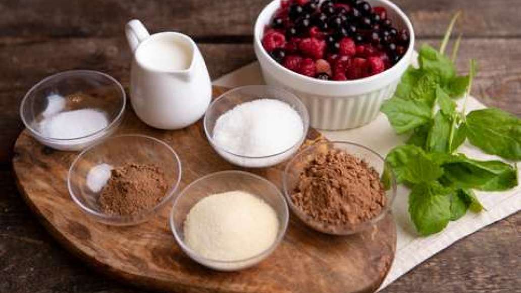 Шаг 1 - Желе из молока с желатином и ягодами