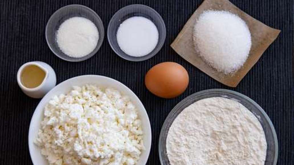 Шаг 1 - Сырники классические на сковородке