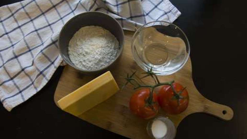 Шаг 1 - Лепёшки с томатами и сыром