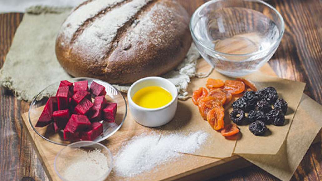 Шаг 1 - Свекольный квас с курагой и черносливом