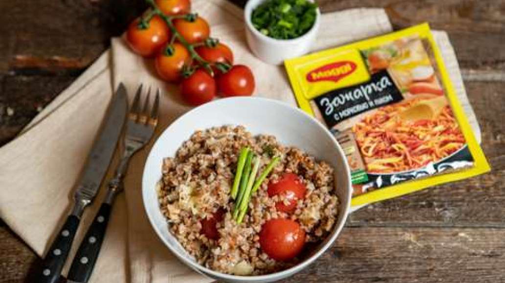 Шаг 3 - Гарнир из гречки с сыром и помидорами черри