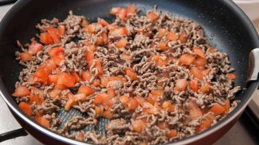 Шаг 3 - Спагетти болоньезе с помидорами и говяжьим фаршем