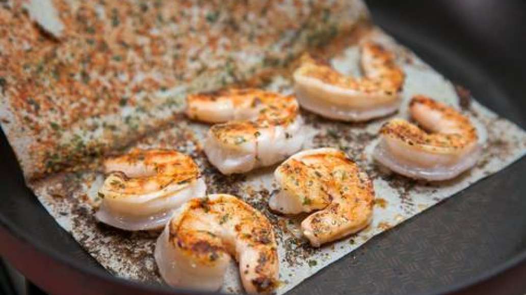 Шаг 2 - Салат с креветками, рукколой и горчичной заправкой