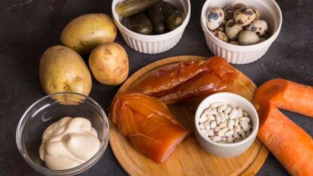 Шаг 1 - Оливье с вяленой куриной грудкой и белой фасолью