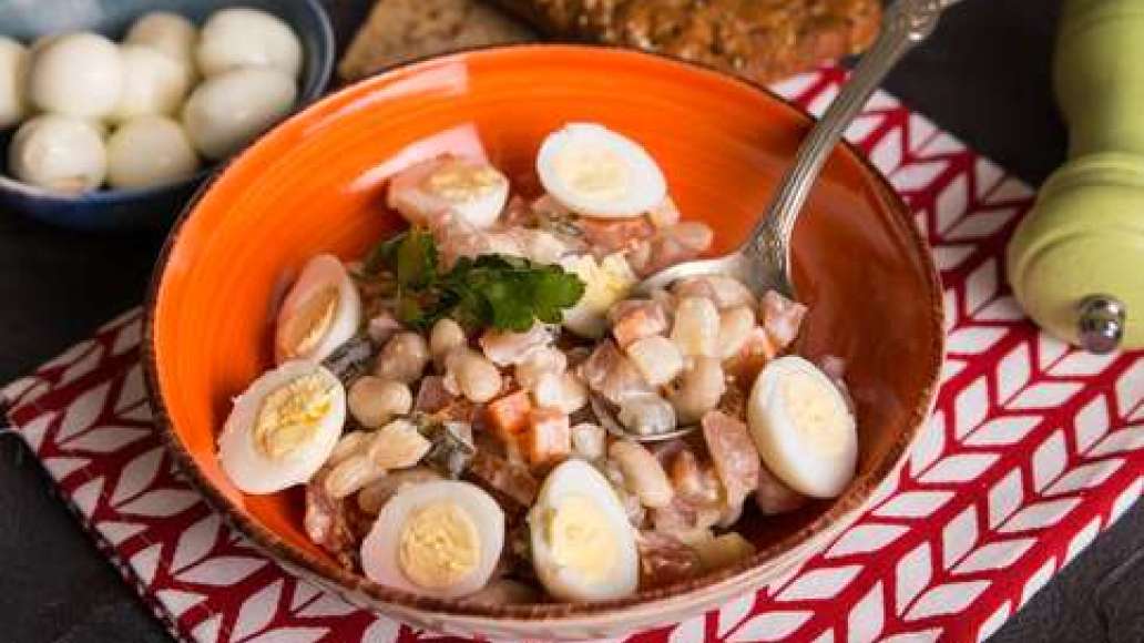 Шаг 4 - Оливье с вяленой куриной грудкой и белой фасолью