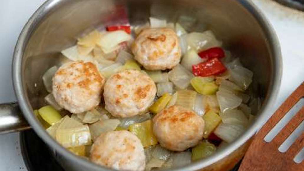 Шаг 2 - Гуляш из куриного фарша