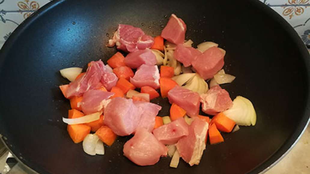 Шаг 2 - Жаркое из свинины с овощами на сковороде