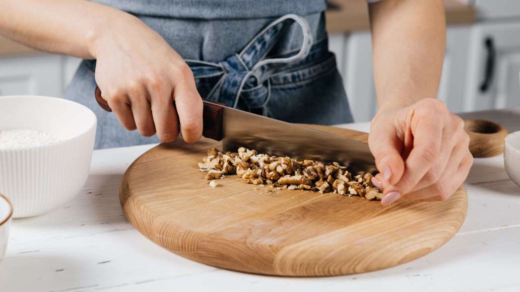 Шаг 1 - Пышная шарлотка с черносливом и хрустящими орешками