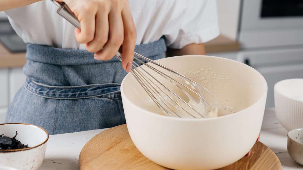 Шаг 3 - Пышная шарлотка с черносливом и хрустящими орешками