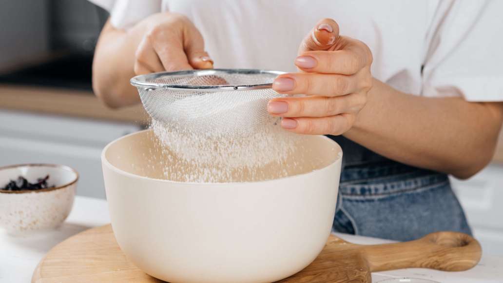 Шаг 4 - Пышная шарлотка с черносливом и хрустящими орешками