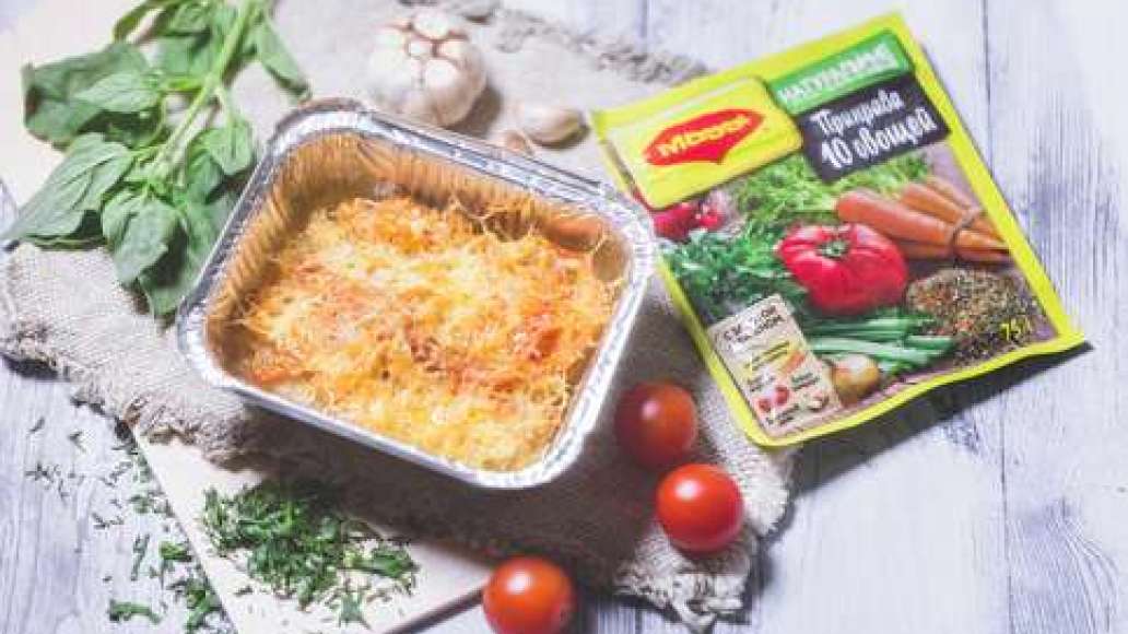 Шаг 4 - Вкусная курица с картошкой, сыром и помидорами в духовке