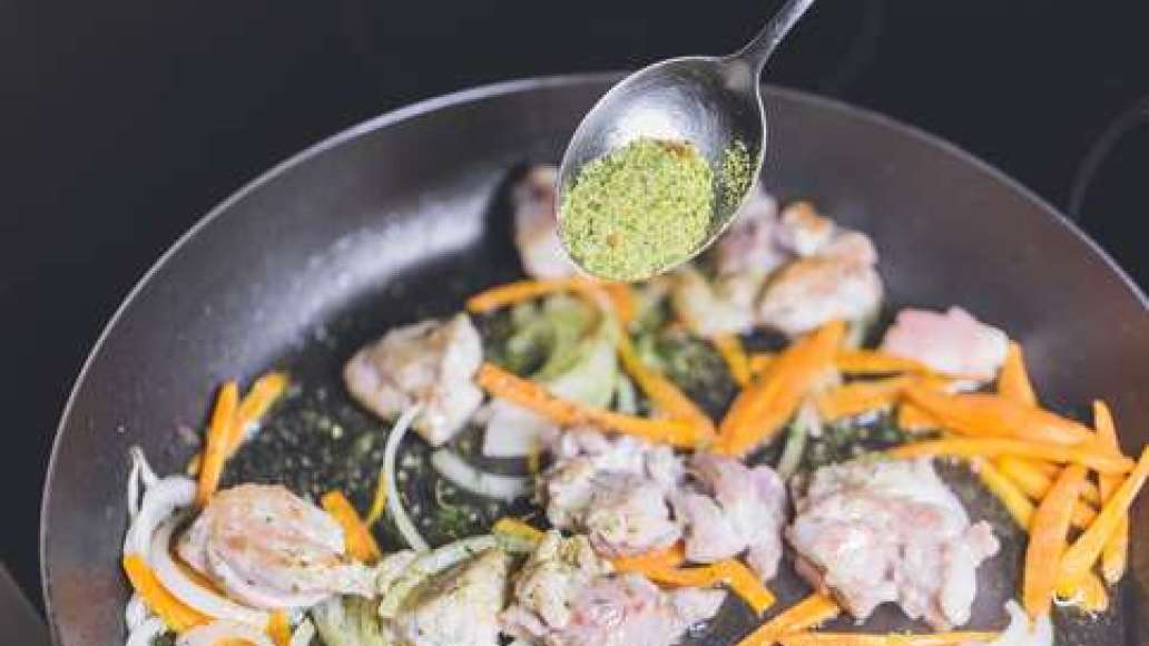 Шаг 2 - Аппетитная курица со сливками по-итальянски с базиликом