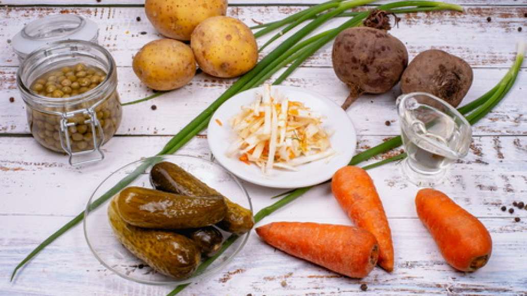 Шаг 1 - Винегрет с огурцами, квашеной капустой и горошком