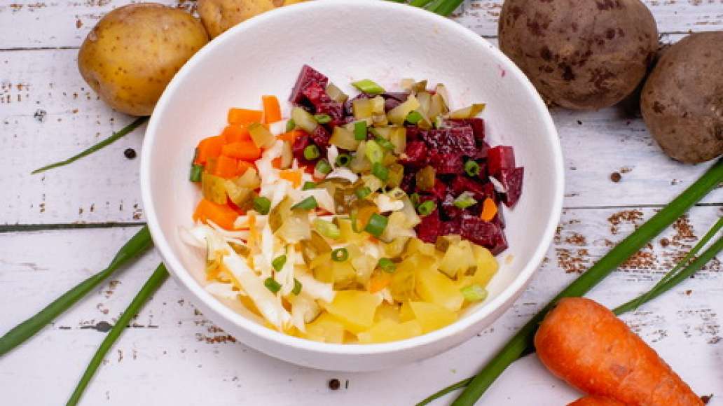 Шаг 3 - Винегрет с огурцами, квашеной капустой и горошком