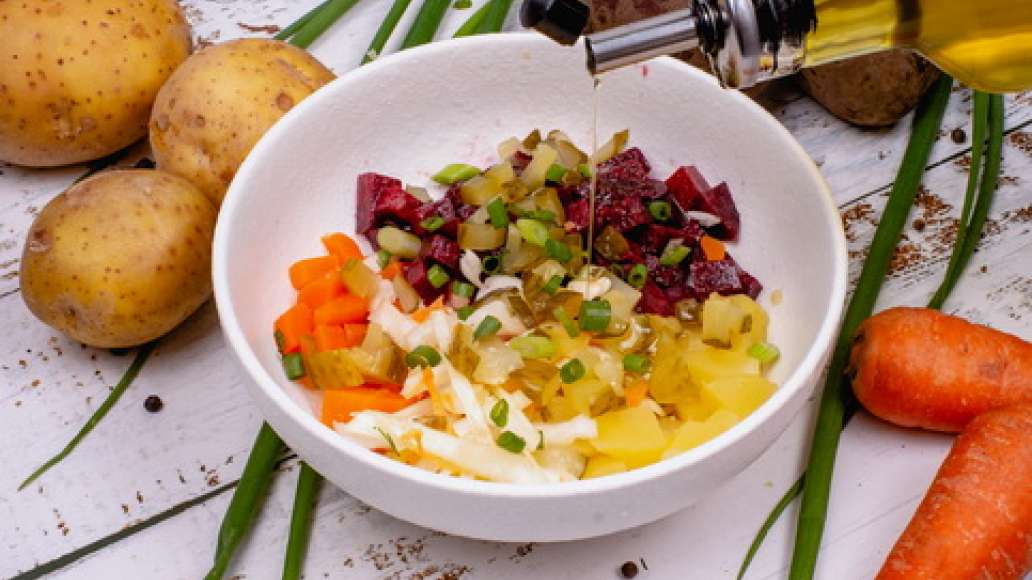 Шаг 4 - Винегрет с огурцами, квашеной капустой и горошком